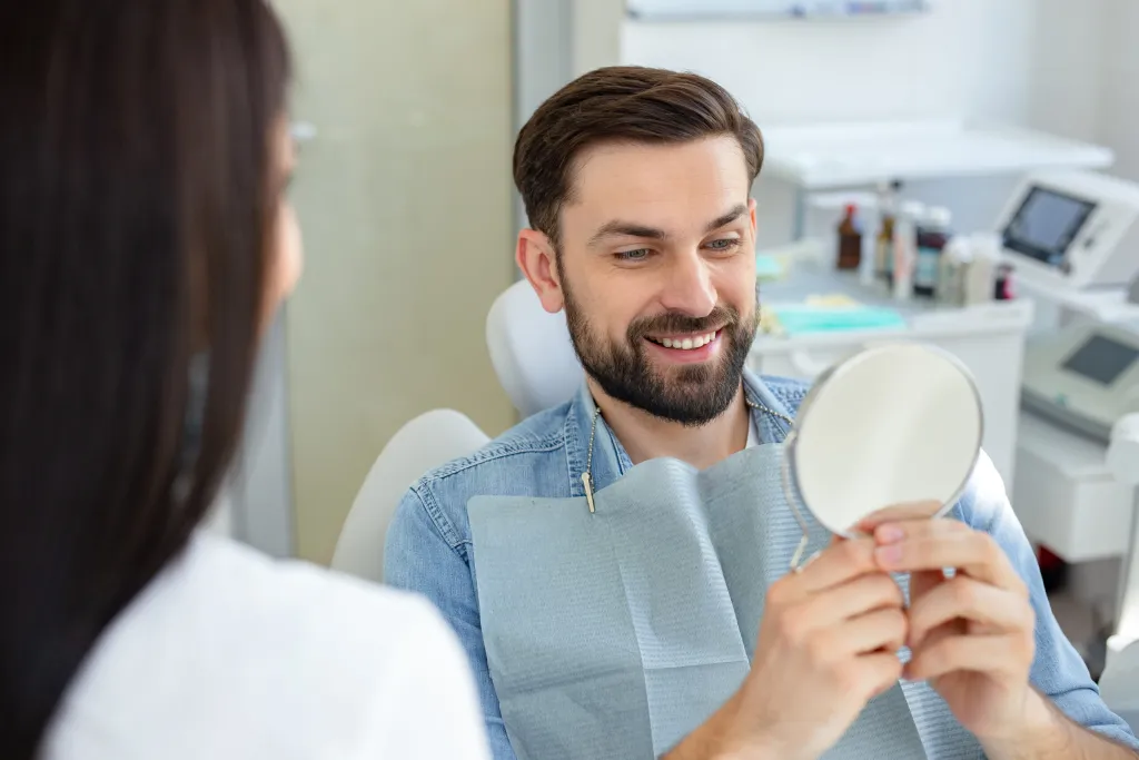 Bệnh nhân kiểm tra kết quả nụ cười tại Greenfield Dental